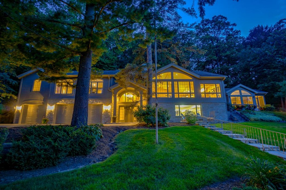 Welcome to 3904 River Road South! This riverside r
