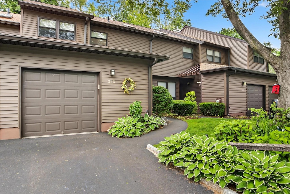 233 Woods Brooke Cir, Ossining, NY 10562 - photo 1