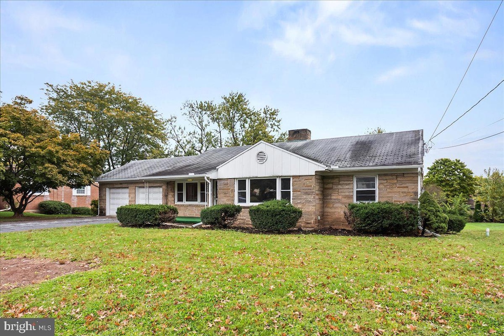 908 Vine St, Middletown, PA 17057 - photo 1