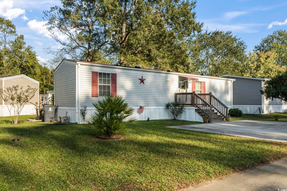 Manufactured / mobile home featuring a front yard