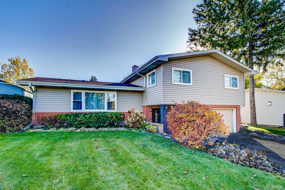 571 Hitchcock Ave, Lisle, IL 60532 - photo 1