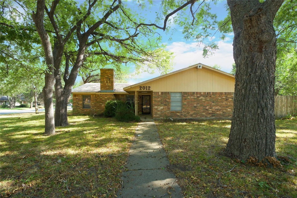 2012 Oneal St, Gainesville, TX 76240 - photo 1