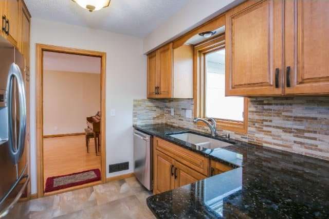 WOW - NEW kitchen!!  Loads of cabinets, gorgeous g