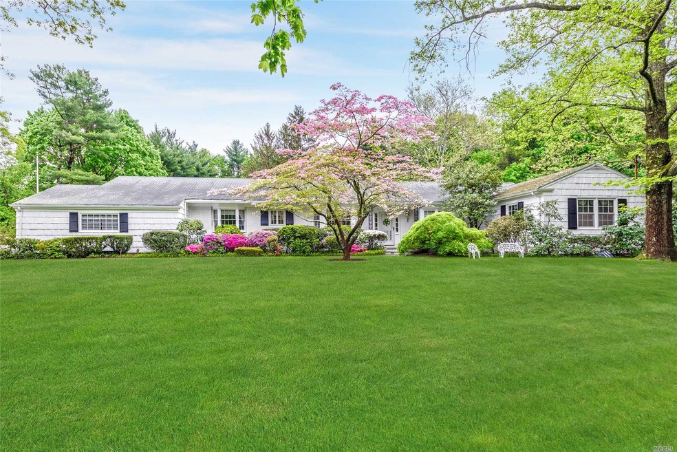 8 Locust Ln, Glen Head, NY 11545 - photo 1