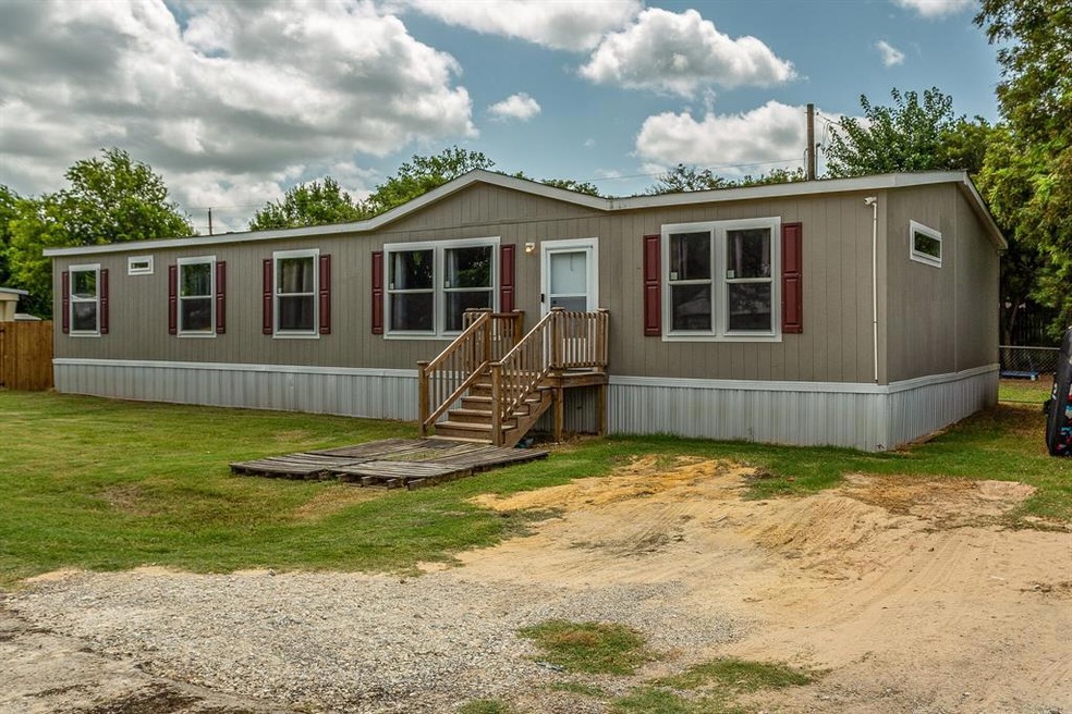 815 Whippoorwill Dr, Granbury, TX 76049 - photo 1