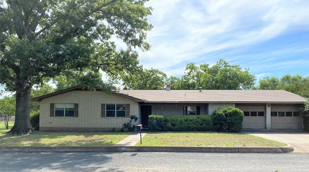 117 Crestwood Dr, Fredericksburg, TX 78624 - photo 1