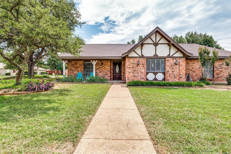 View of front facade featuring a front yard
