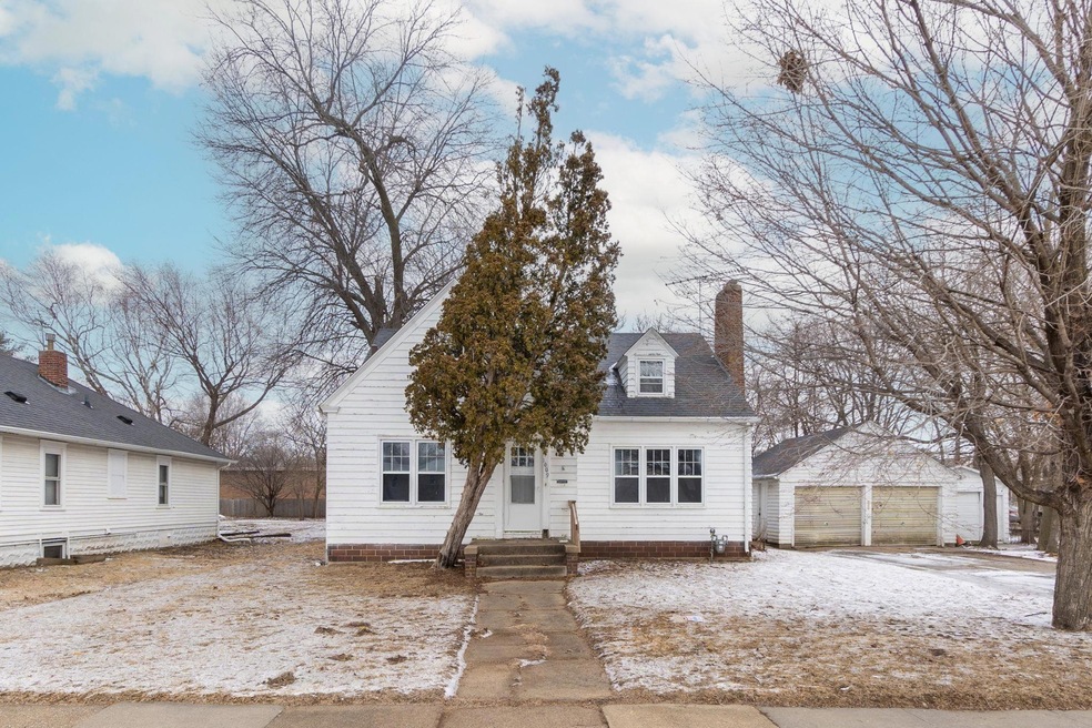 1009 W 20th St, Cedar Falls, IA 50613 - photo 1