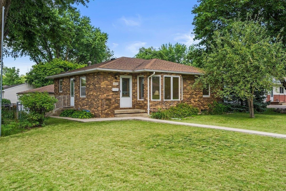 1604 Pin Oak Dr, Cedar Falls, IA 50613 - photo 1