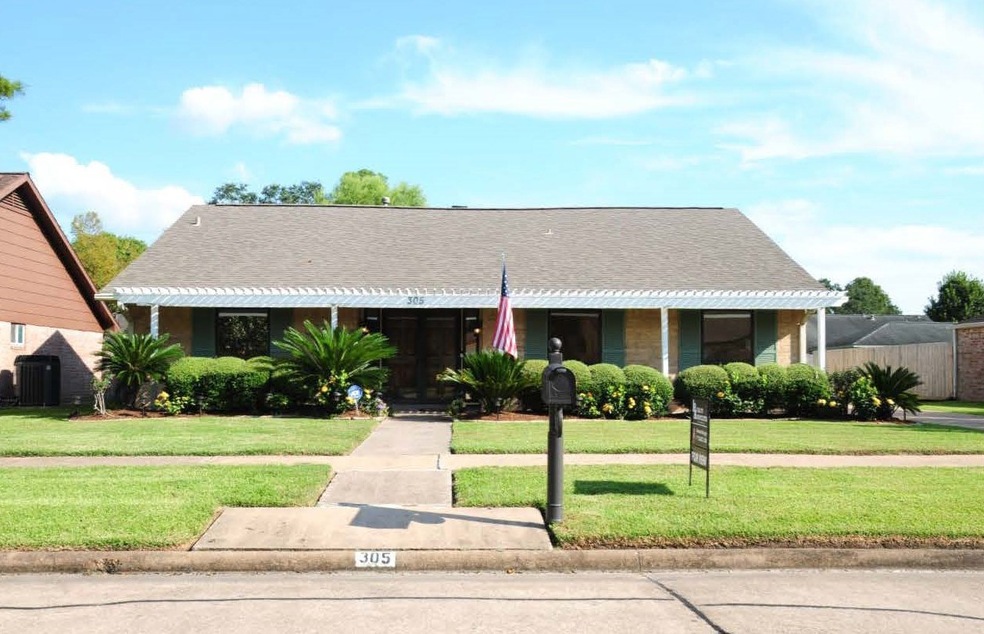 305 W Castle Harbour Dr, Friendswood, TX 77546 - photo 1