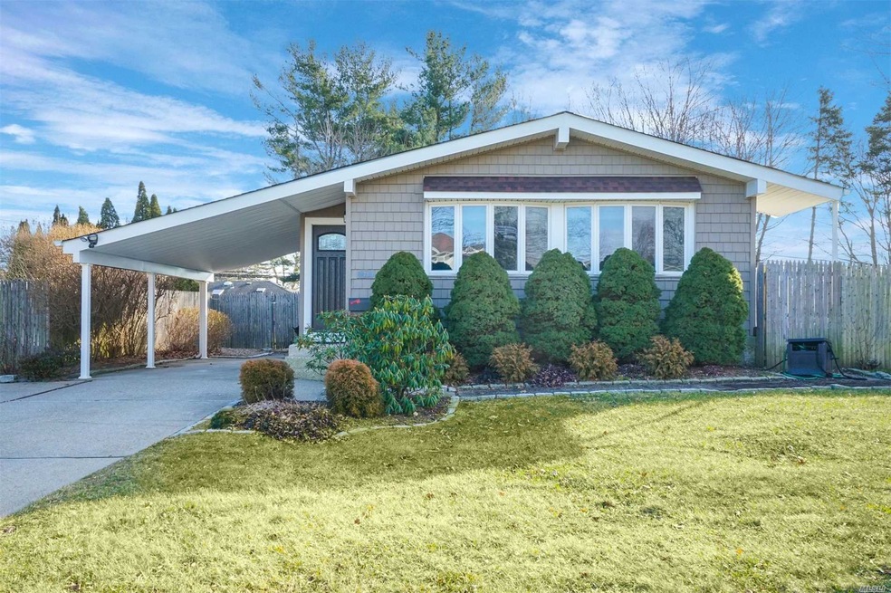 73 Hayrick Ln, ComMacK, NY 11725 - photo 1