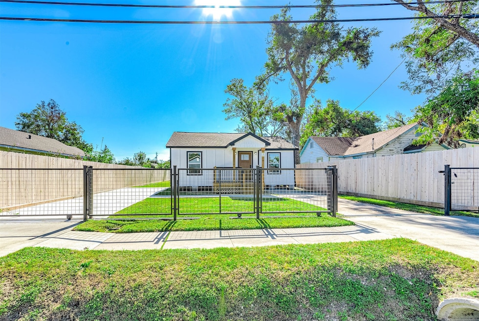 212 Palmyra St, Houston, TX 77022 - photo 1