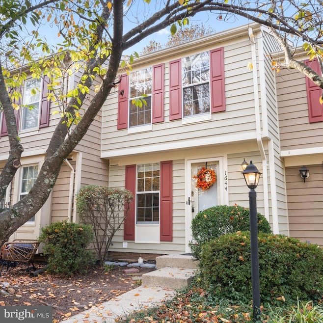 1644 Fieldthorn Dr, Reston, VA 20194 - photo 1