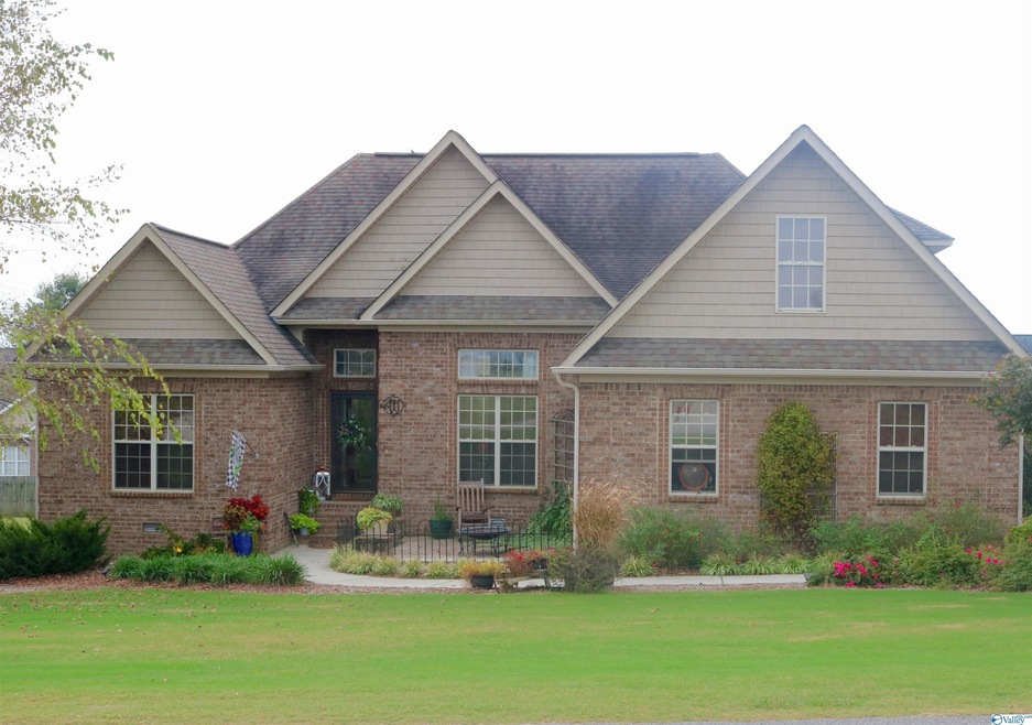 114 Payton Ln, Grant, AL 35747 - photo 1