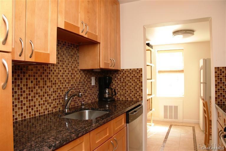 98 Dehaven Dr unit C, Yonkers, NY 10703 - photo 1