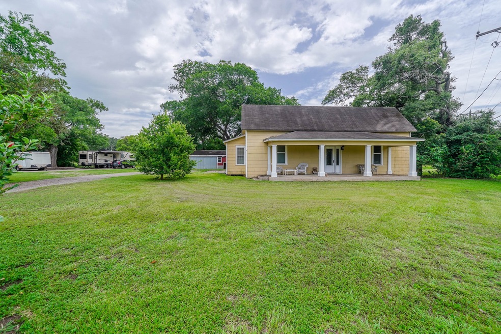 597 Davis Bend Rd, Alvin, TX 77511 - photo 1