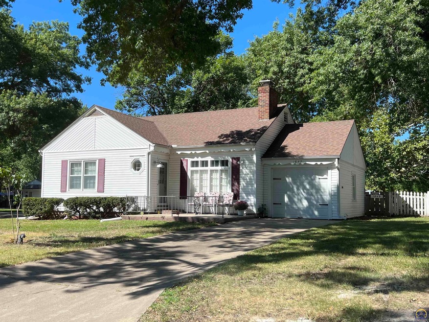 1849 SW Pembroke Ln, Topeka, KS 66604 - photo 1