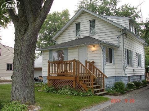 1383 S Dye Rd, Flint, MI 48532 - photo 1