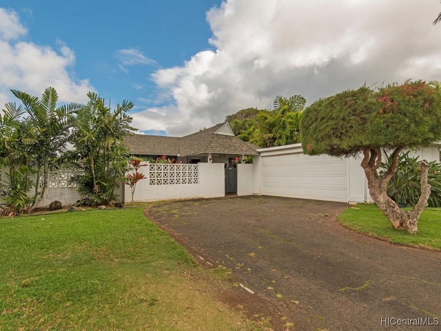 Great location on the interior side of Aikahi Loop