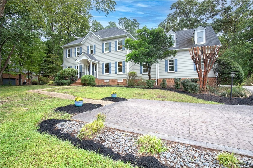 View of front facade with a front lawn