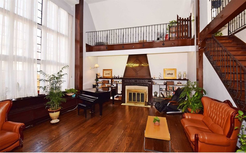 13 Pont St, Great Neck, NY 11021 - photo 1