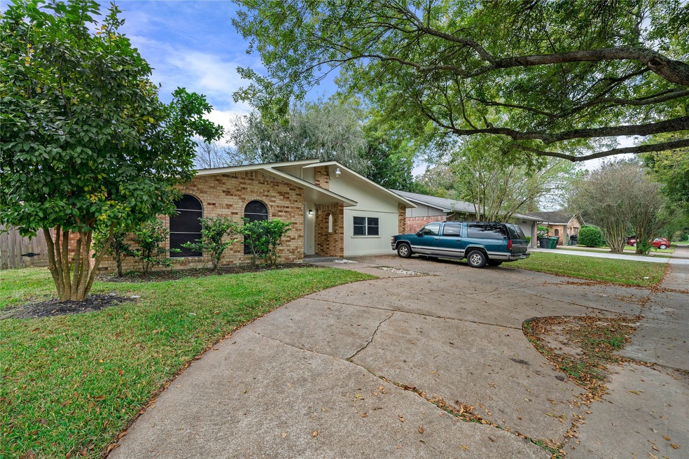 6123 W Ridgecreek Dr, Houston, TX 77053 - photo 1