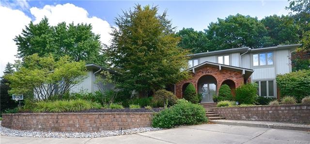 Front Entrance off Driveway