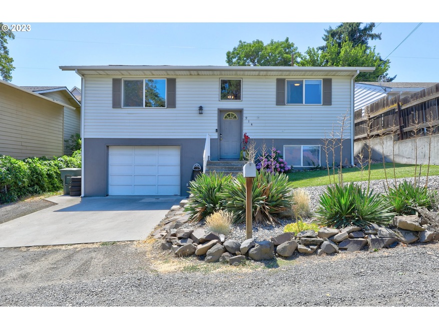 914 E 7th St, the Dalles, OR 97058 - photo 1