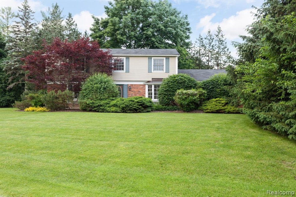 1060 Alter Rd, Bloomfield Hills, MI 48304 - photo 1