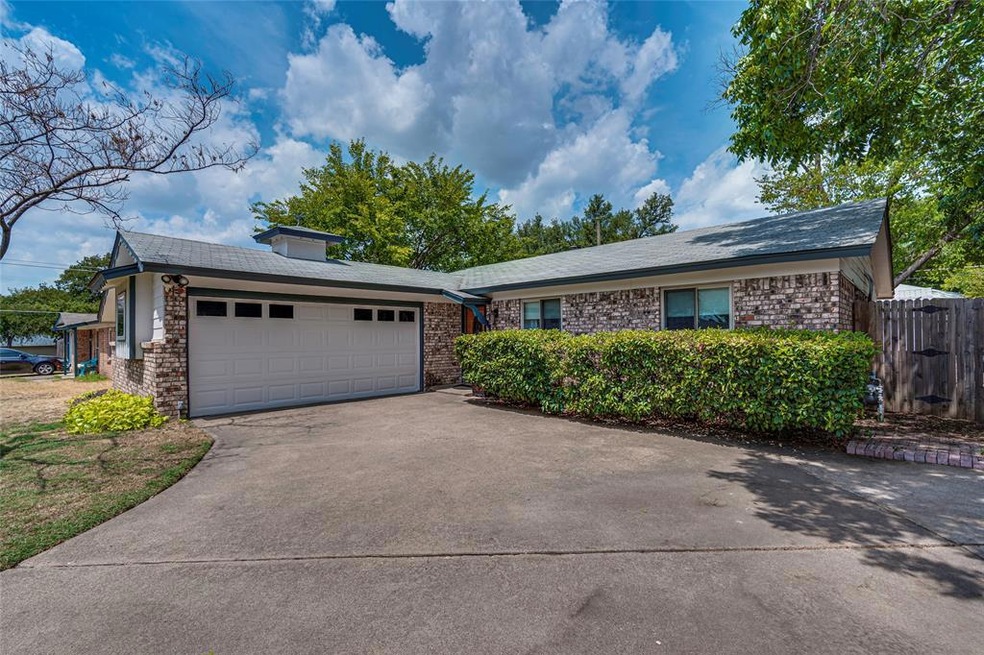 952 Dee Ln, Bedford, TX 76022 - photo 1