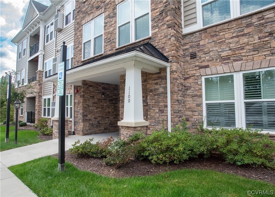 View of front entrance to the condo units