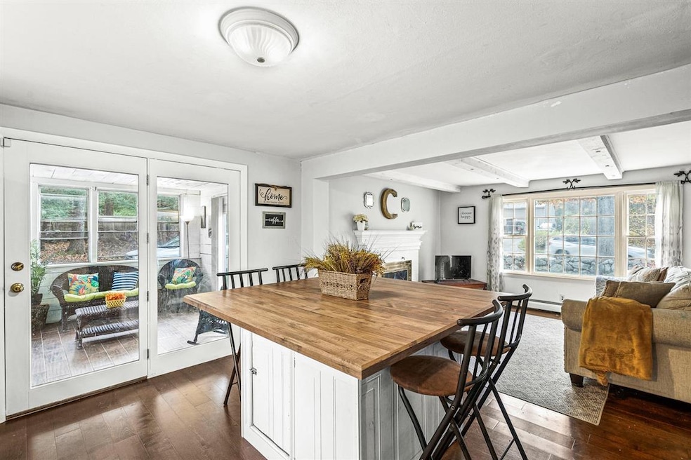 Large Island for eating and food prep.