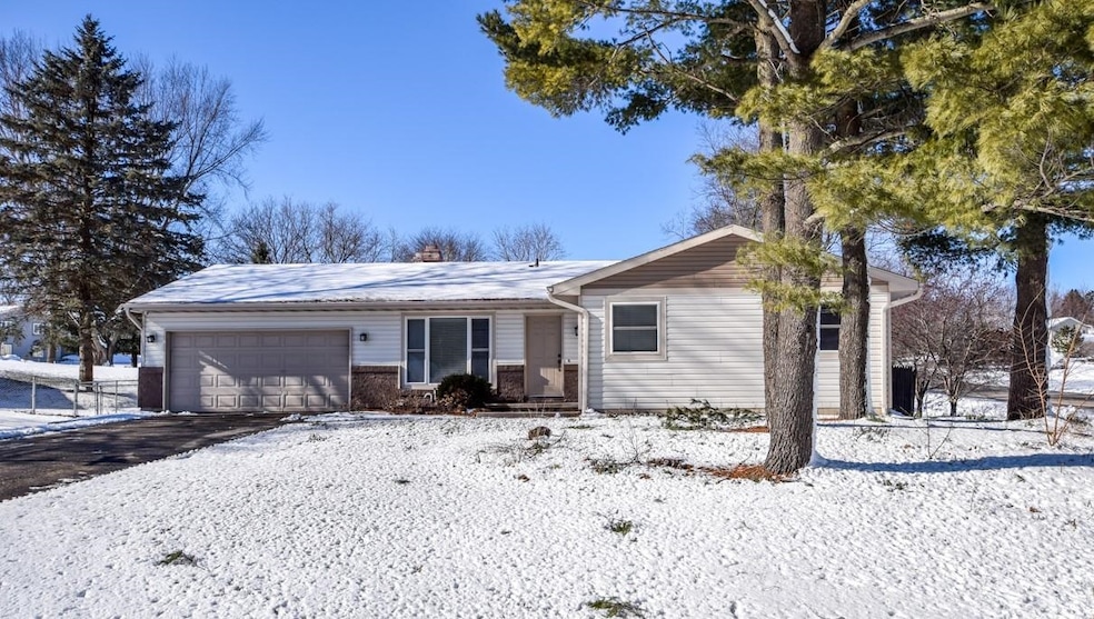 4671 Stonewood Dr, Middleton, WI 53562 - photo 1