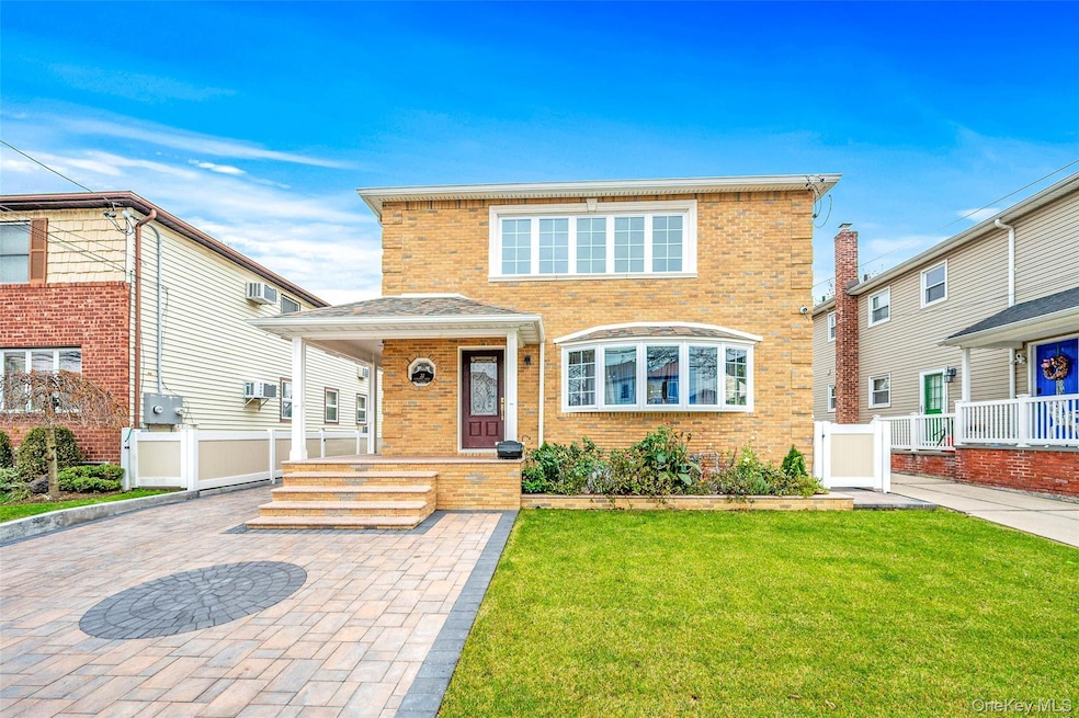 22 Sandalwood Ave unit 2nd Floor, Valley Stream, NY 11581 - photo 1