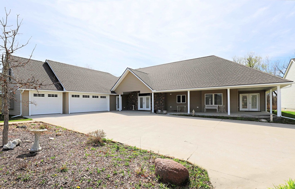 9045 Spring Brook Cir, Davison, MI 48423 - photo 1