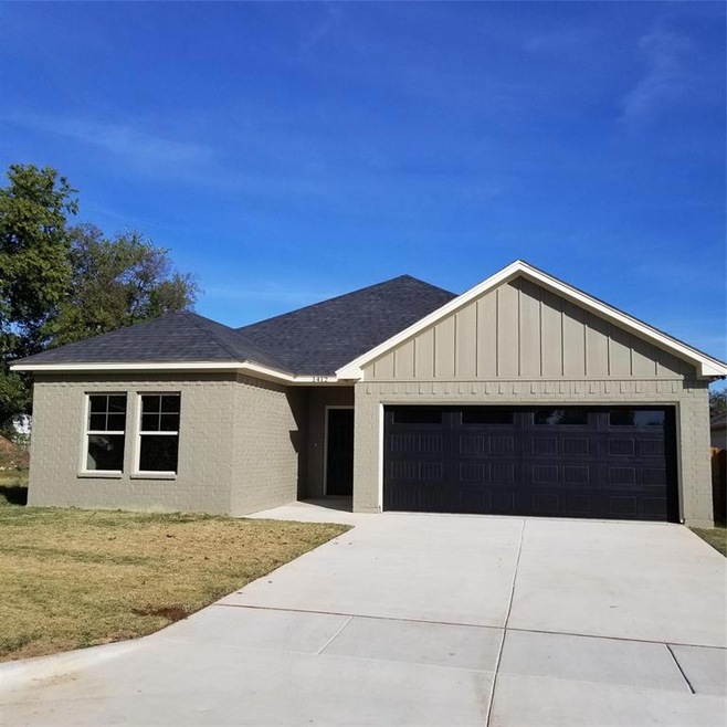 1412 Lexington St, Weatherford, TX 76086 - photo 1