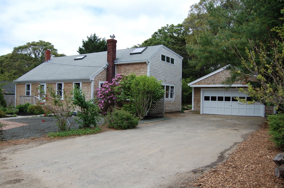 6 Pontiac St, Oak Bluffs, MA 02557 - photo 1