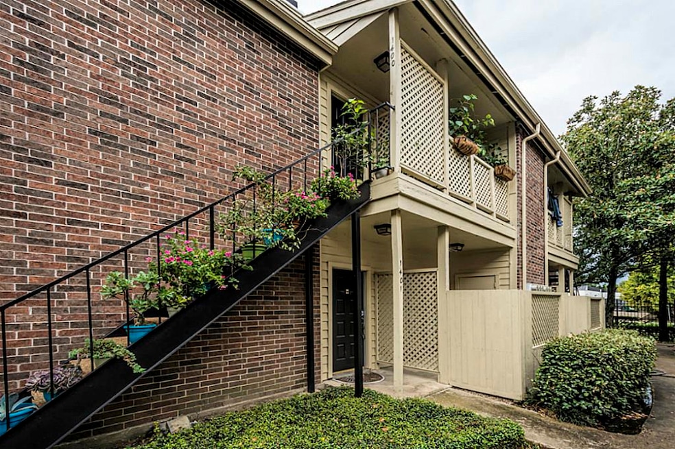 Downstairs corner unit. Complex is close to NRG Pa