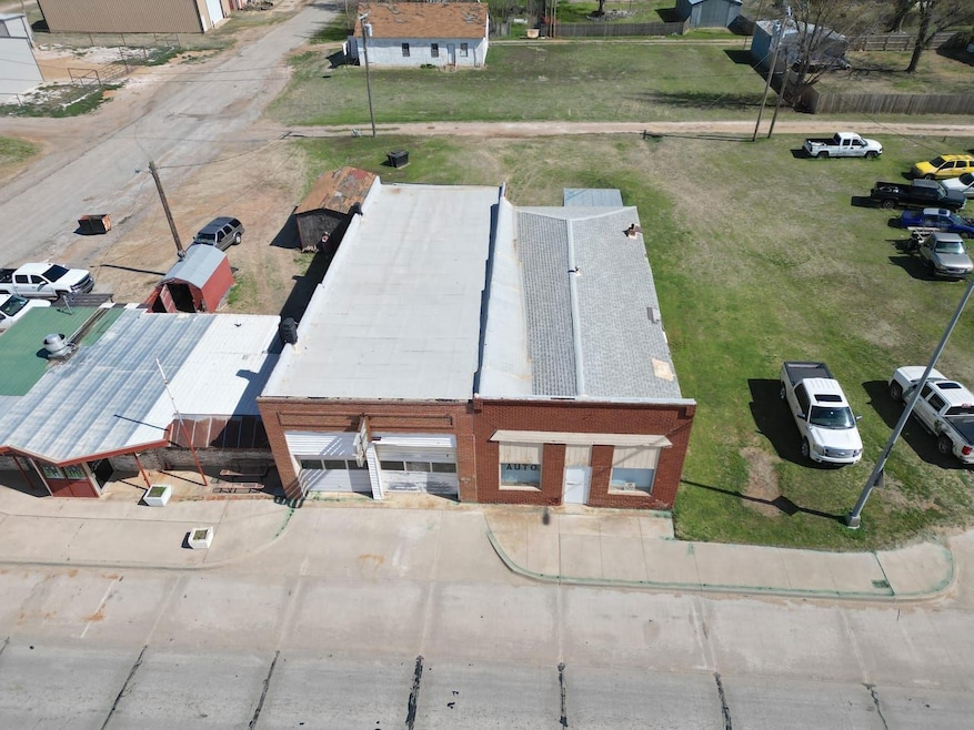 210 S Broadway, Geary, OK 73040 - photo 1