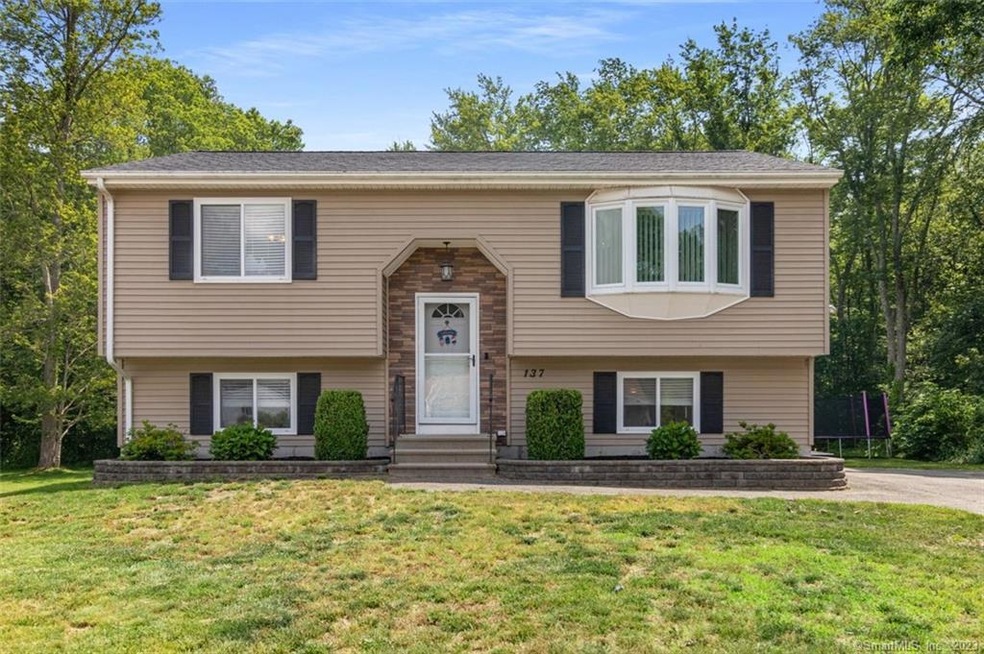 137 Colonial Rd, Plainfield, CT 06374 - photo 1