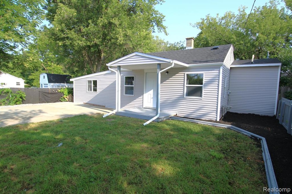 1106 W Judd Rd, Flint, MI 48507 - photo 1