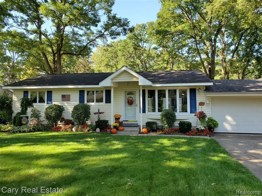 Welcome to 1550 Peterson in West Bloomfield