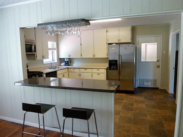 Kitchen with Breakfast Bar