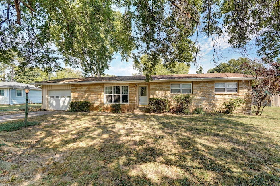 207 W Park St, Nixa, MO 65714 - photo 1