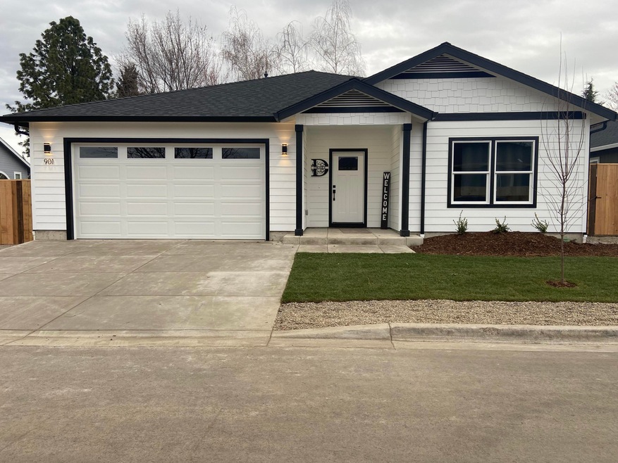 901 Hemlock Ave, Central Point, OR 97502 - photo 1