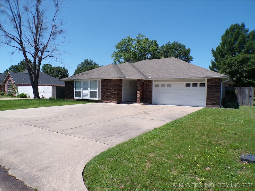 Ready to move into, this 3BR, 2BA, 2car in Great n