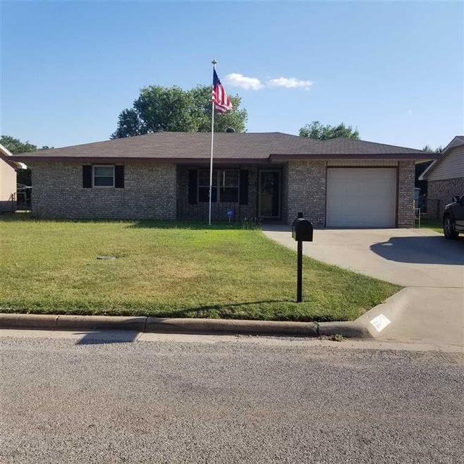 810 W E Ave, Cache, OK 73527 - photo 1