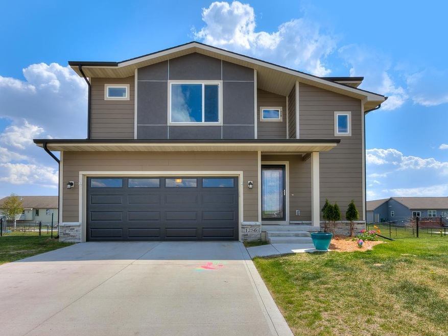 1256 Apache St-11