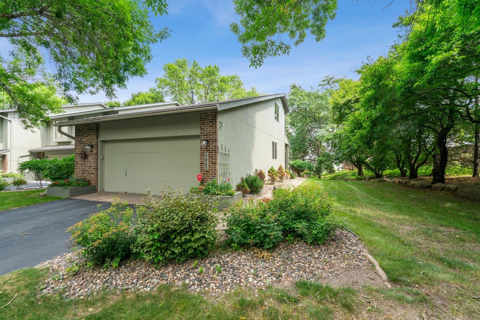 Fantastic End-Unit Townhome in Minnetonka!