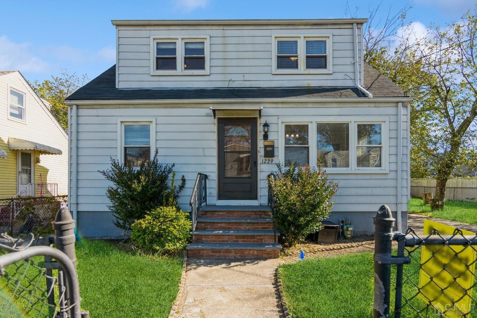 Expanded Cape Cod with a great fenced in yard!